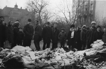 Mieszkańcy Gdańska przed towarami wyrzuconymi ze sklepu na tyłach budynku KW PZPR w Gdańsku, prawdopodobnie 15 grudnia 1970 r.