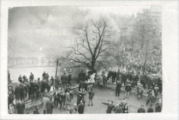 Demonstranci na Bastionie św. Elżbiety w Gdańsku, prawdopodobnie 15 grudnia 1970 r.