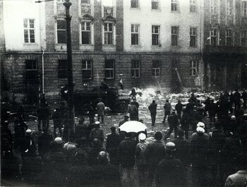Demonstranci przed budynkiem KW PZPR w Gdańsku na ul. Wały Jagiellońskie, 14 lub 15 grudnia 1970 r.