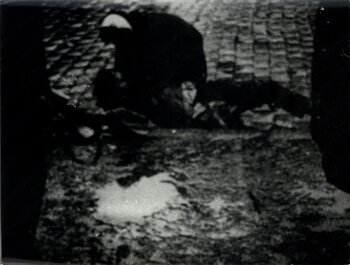 Robotnik przejechany przez transporter opancerzony na ul. Hucisko, tzw. Gdańska Pieta, 15 grudnia 1970 r.