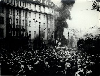 Demonstranci przed płonącym budynkiem KW PZPR w Gdańsku na ul. Wały Jagiellońskie, 15 grudnia 1970 r.