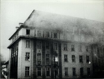 Płonący budynek KW PZPR w Gdańsku na ul. Wały Jagiellońskie, 15 grudnia 1970 r.