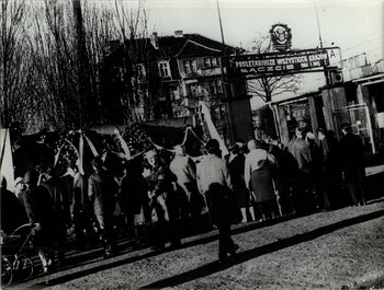 Gdańszczanie zawieszający wieńce i kwiaty na murze Stoczni Gdańskiej im. Lenina przy bramie nr 2, 1 maja 1971 r.