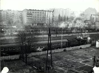 Sytuacja w rejonie ul. Władysława IV niedaleko Prezydium MRN (ob. Urząd Miejski) w Gdyni, prawdopodobnie z widocznego pociągu rozlegały się sygnały dźwiękowe zagłuszające komunikaty milicji, 17 grudnia 1970 r.