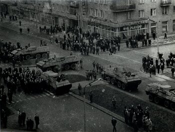 Demonstranci wokół transporterów opancerzonych na ul. Władysława IV w Gdyni, 17 grudnia 1970 r.