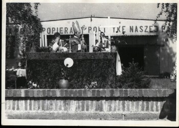 Wizyta bpa Edwarda Ozorowskiego w Fabryce Wyrobów Runowych Biruna w Białymstoku i msza św. w intencji powrotu do zdrowia Jana Pawła II, 16 maja 1981 r.
