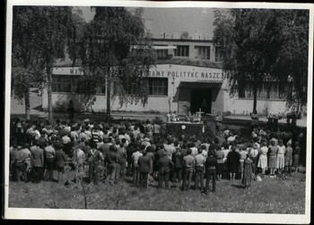 Wizyta bpa Edwarda Ozorowskiego w Fabryce Wyrobów Runowych Biruna w Białymstoku i msza św. w intencji powrotu do zdrowia Jana Pawła II, 16 maja 1981 r.