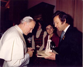 Wizyta delegacji "Solidarności" Regionu Białystok u Jana Pawła II, listopad 1981 r. Na zdjęciu z Ojcem świętym Stanisław Marczuk.