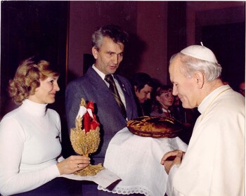 Wizyta delegacji "Solidarności" Regionu Białystok u Jana Pawła II, listopad 1981 r. Na zdjęciu z Ojcem świętym Jan Beszta-Borowski.