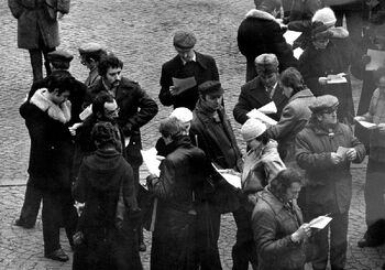 Grupa osób przed wejściem do gmachu Urzędu Wojewódzkiego w Bydgoszczy w dniu 19.03.1981 r.
