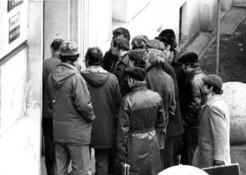 Grupa osób przed wejściem do gmachu Urzędu Wojewódzkiego w Bydgoszczy w dniu 19.03.1981 r.