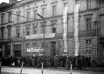 Osoby zebrane przed siedzibą WK ZSL przy ul Dworcowej w Bydgoszczy w dniu 21.03.1981 r.