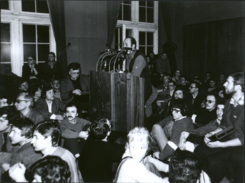 Jacek Kuroń na spotkaniu z załogą wrocławskiego Pafawagu w marcu 1981 r.– DŻS, ZNiO, fot. K. Capała