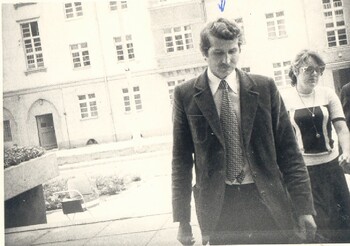 KWMO Elbląg, zdjęcia wyk. w dniu 29.08.1980 r. przed gmachem Urzędu Wojewódzkiego w Elblągu przedstawiają mężczyznę, który kontaktował się z kierowcą samochodu marki Zastawa dot. pliku nr 772