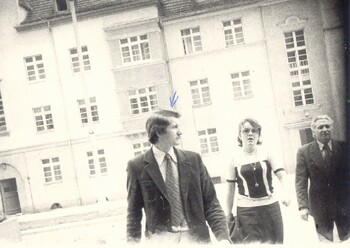 KWMO Elbląg, zdjęcia wyk. w dniu 29.08.1980 r. przed gmachem Urzędu Wojewódzkiego w Elblągu przedstawiają mężczyznę, który kontaktował się z kierowcą samochodu marki Zastawa dot. pliku nr 772