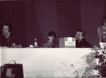 Od lewej: Jan Rulewski, NN, Lech Wałęsa podczas głosowania