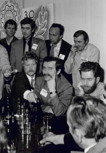 Lech Wałęsa z Andrzejem Gwiazdą i Stanisławem Zawadą w krakowskiej Hucie im Lenina, 1980