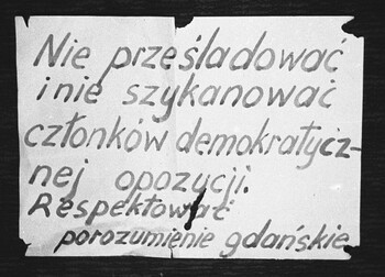 Plakat "Nie prześladować opozycji..."