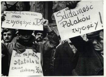 Manifestacje przed Sądem Najwyższym po ogłoszeniu rejestracji NSZZ RI "Solidarność"