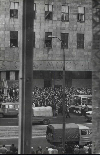 Grupa osób przed gmachem Sądu Najwyższego w Warszawie, podczas pierwszej rozprawy o rejestrację NSZZ "S". Przed głównym wejściem stoi autokar z tabliczką "Solidarność"