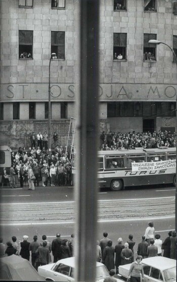 Autobus przed gmachem Sądu Najwyższego z transparentem "Niezależne Samorzadne Związki Zawodowe"