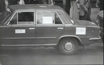 Samochód Fiat 125p z naklejonymi napisami "Solidarność" oraz "21xTAK"