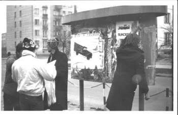 Rozlepianie plakatów i ulotek, Suwałki, 7 listopada 1980 r. (fot. Z. Mieruński)