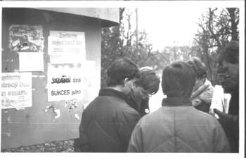 Rozlepianie plakatów i ulotek, Suwałki, 7 listopada 1980 r. (fot. Z. Mieruński)