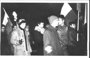 Uroczystości w rocznicę odzyskania niepodległości zorganizowane przez młodzież suwalskich szkół średnich, Suwałki, 11 listopada 1980 r. (fot. Z. Mieruński)