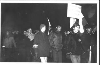 Uroczystości w rocznicę odzyskania niepodległości zorganizowane przez młodzież suwalskich szkół średnich, Suwałki, 11 listopada 1980 r. (fot. Z. Mieruński)