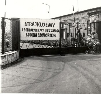 Brama zakładu „Bumar” w Szczecinie. Sierpień 1980 r. - zdj. Zbigniew Wróblewski