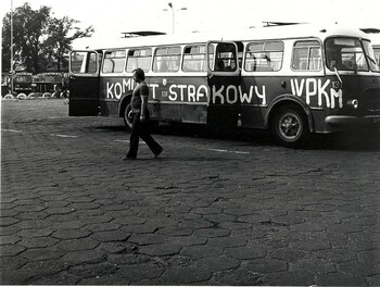 Wojewódzkie Przedsiębiorstwo Komunikacji Miejskiej przy ul. Klonowica w Szczecinie. Sierpień 1980 r. - zdj. Zbigniew Wróblewski