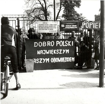 Brama nr 3 Stoczni im. Adolfa Warskiego w Szczecinie (Zakład Usług Stoczniowych), sierpień 1980 r. - zdj. Zbigniew Wróblewski
