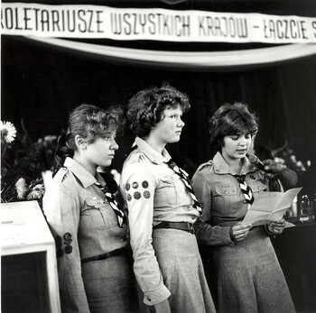 Świetlica Stoczni im. Adolfa Warskiego w Szczecinie. Delegacja harcerek solidaryzuje się ze strajkującymi. Sierpień 1980 r. - zdj. Zbigniew Wróblewski