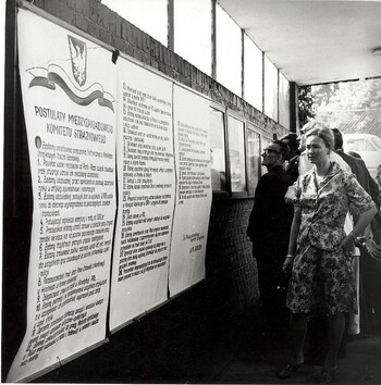 Stocznia im. Adolfa Warskiego w Szczecinie, brama główna, postulaty MKS wywieszone przed wejściem na teren zakładu. Sierpień 1980 r.- zdj. Zbigniew Wróblewski