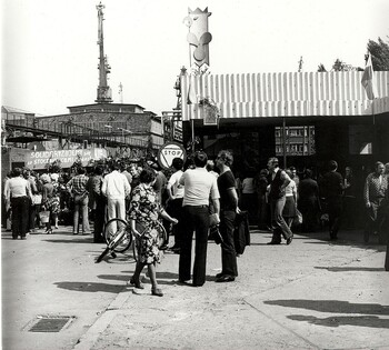 Stocznia im. Adolfa Warskiego w Szczecinie. Mieszkańcy miasta pod bramą główną. Sierpień 1980 r.- zdj. Zbigniew Wróblewski