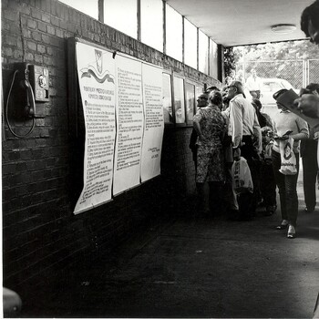 Stocznia im. Adolfa Warskiego w Szczecinie, brama główna, postulaty MKS wywieszone przed wejściem na teren zakładu. Sierpień 1980 r.- zdj. Zbigniew Wróblewski