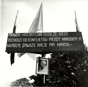 Transparent nad bramą główną Stoczni im. Adolfa Warskiego w Szczecinie. Sierpień 1980 r.- zdj. Zbigniew Wróblewski