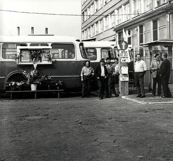 WPKM przy ul. Klonowica w Szczecinie. Strajkujący pracownicy przy autobusie z prowizorycznie urządzonym ołtarzem.- zdj. Zbigniew Wróblewski