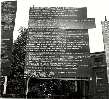 Stocznia im. Adolfa Warskiego w Szczecinie. Tablice z postulatami przy bramie głównej. Sierpień 1980 r.- zdj. Zbigniew Wróblewski