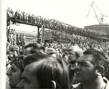 Stocznia im. Adolfa Warskiego w Szczecinie. Pracownicy na wiecu. Sierpień 1980 r.- zdj. Zbigniew Wróblewski