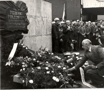 Pod murami stoczni im. Adolfa Warskiego w Szczecinie. SIERPIEŃ 1981 r. składanie kwiatów w pierwszą rocznicę strajku 1980 r. pod tablicą poległych w grudniu 1970- zdj. Zbigniew Wróblewski
