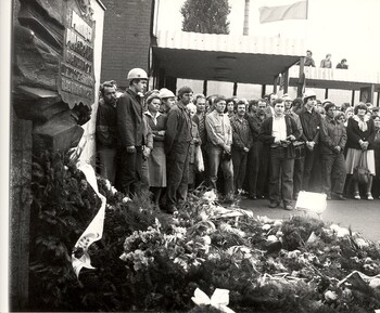 Pod murami stoczni im. Adolfa Warskiego w Szczecinie. SIERPIEŃ 1981 r. składanie kwiatów w pierwszą rocznicę strajku 1980 r. pod tablicą poległych w grudniu 1970- zdj. Zbigniew Wróblewski