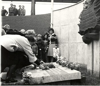 Pod murami stoczni im. Adolfa Warskiego w Szczecinie. SIERPIEŃ 1981 r. składanie kwiatów w pierwszą rocznicę strajku 1980 r. pod tablicą poległych w grudniu 1970- zdj. Zbigniew Wróblewski