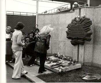 Pod murami stoczni im. Adolfa Warskiego w Szczecinie. SIERPIEŃ 1981 r. składanie kwiatów w pierwszą rocznicę strajku 1980 r. pod tablicą poległych w grudniu 1970 r- zdj. Zbigniew Wróblewski