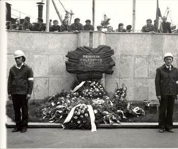Pod murami stoczni im. Adolfa Warskiego w Szczecinie. SIERPIEŃ 1981 r. składanie kwiatów w pierwszą rocznicę strajku 1980 r. pod tablicą poległych w grudniu 1970 r- zdj. Zbigniew Wróblewski