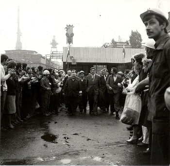 Stocznia im. Adolfa Warskiego w Szczecinie. Koniec strajku - 30 sierpnia 1980 r. Ze stoczni wychodzi w towarzystwie dyrekcji delegacja rządowa z ministrem Barcikowskim (w środku).- zdj. Zbigniew Wróblewski