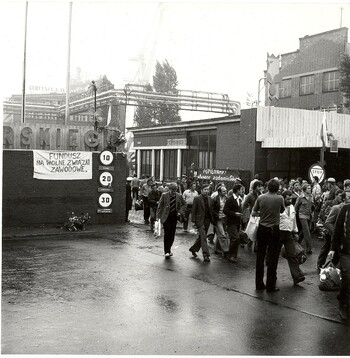 Przed bramą główną Stoczni im. Adolfa Warskiego. Koniec strajku - 30 sierpnia 1980 r.- zdj. Zbigniew Wróblewski
