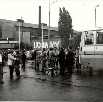Przed bramą główną Stoczni im. Adolfa Warskiego. Koniec strajku - 30 sierpnia 1980 r.- zdj. Zbigniew Wróblewski