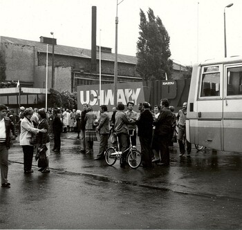 Przed bramą główną Stoczni im. Adolfa Warskiego. Koniec strajku - 30 sierpnia 1980 r.- zdj. Zbigniew Wróblewski